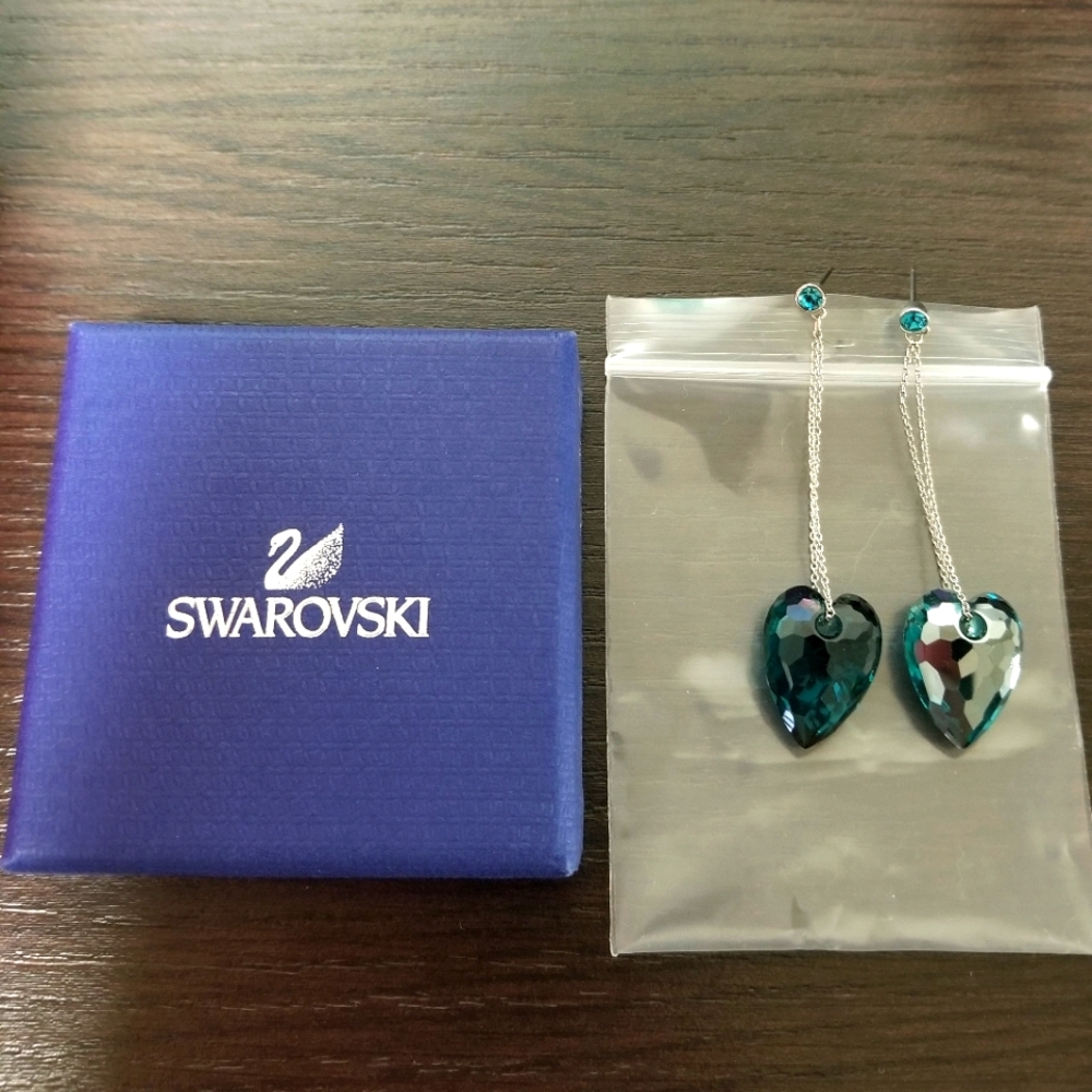 Swarovaki Emerald Green Heart Earrings